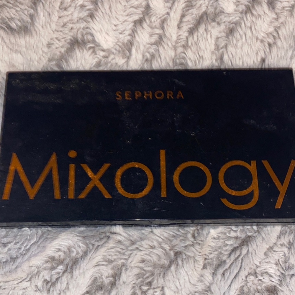Sephora Mixology Palette in Black and Gold w/broken but functional brush